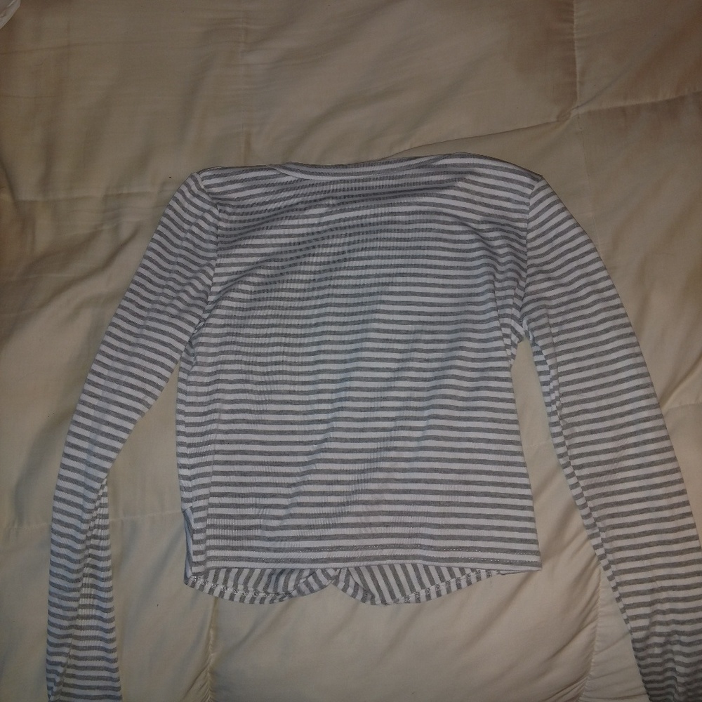 Cute cropped long sleeve shirt